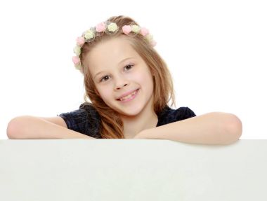 Kız dışarı arkasından afiş iletiye göz atar.