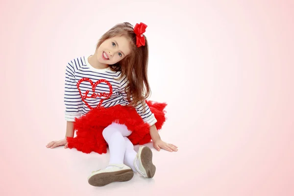 Das kleine Mädchen im roten Rock. — Stockfoto
