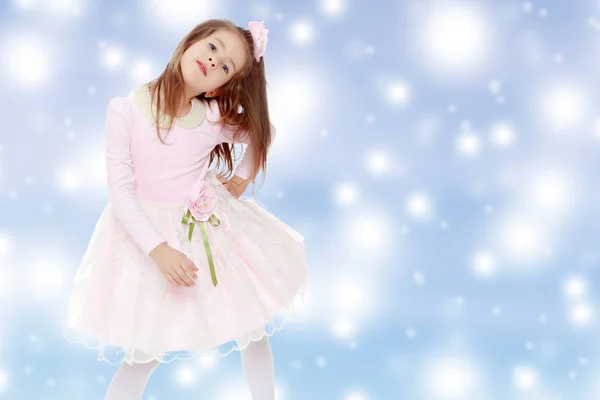 Elegáns kis lány rózsaszín ruha. — Stock Fotó