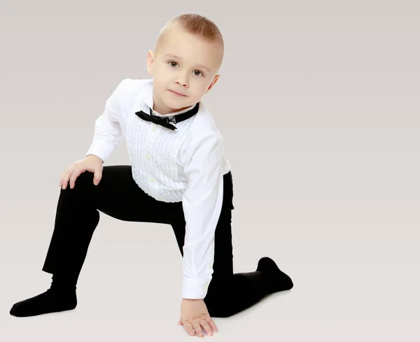 Kleiner Junge in weißem Hemd und Krawatte. — Stockfoto