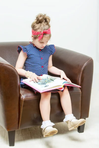 Little girl reading a book. — Stock Photo, Image