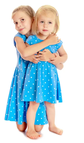 Сестры в голубых платьях — стоковое фото