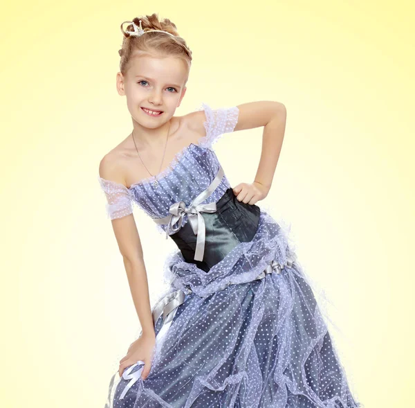 Красивая маленькая девочка в платье принцессы . — стоковое фото