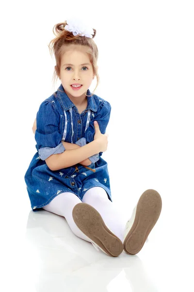 La niña en el vestido azul . — Foto de Stock