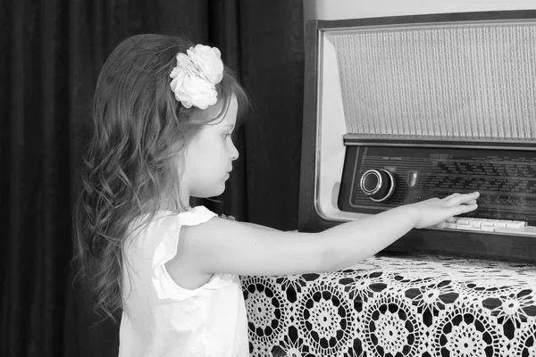 Niña escucha la vieja radio . — Foto de Stock