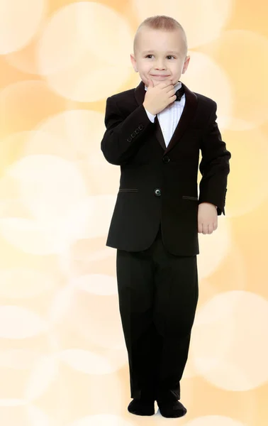 Niño de moda en un traje negro con corbata . — Foto de Stock