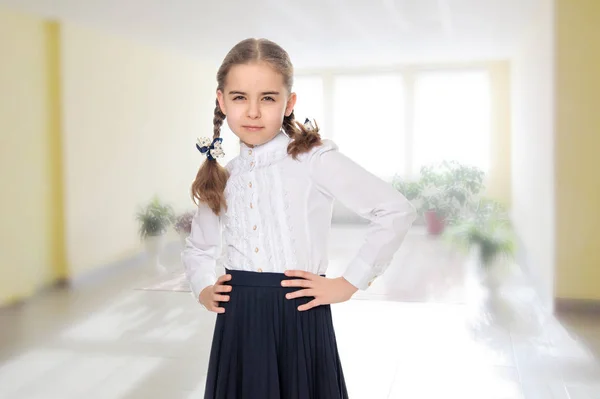 Uma menina em um vestido branco e uma saia escura . — Fotografia de Stock