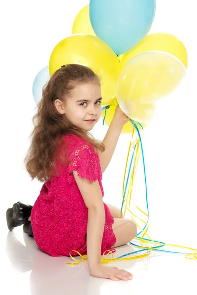 Μικρό κορίτσι με μπαλόνια στο χέρι. — Φωτογραφία Αρχείου