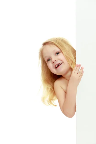 Uma menina espreita por trás do estandarte . — Fotografia de Stock