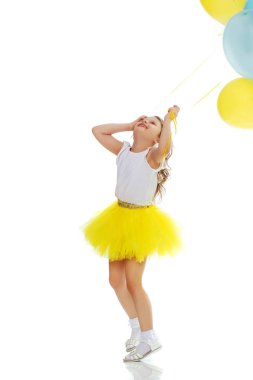 Onun elinde balonlarla küçük kız .