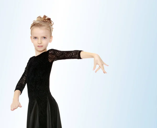 Vacker liten dansare i en svart klänning. — Stockfoto