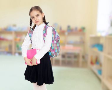 Onun elinde bir kitapla liseli kız.