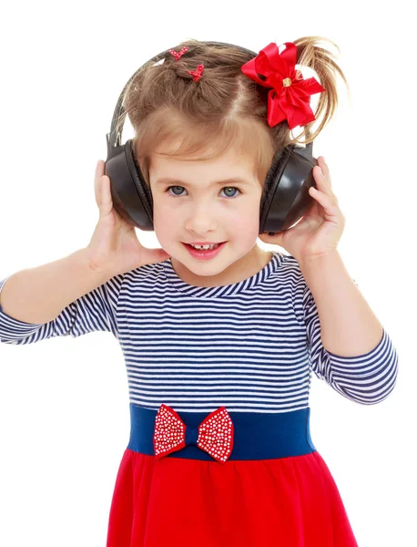 Dziewczyna w słuchawkach słucha muzyki — Zdjęcie stockowe