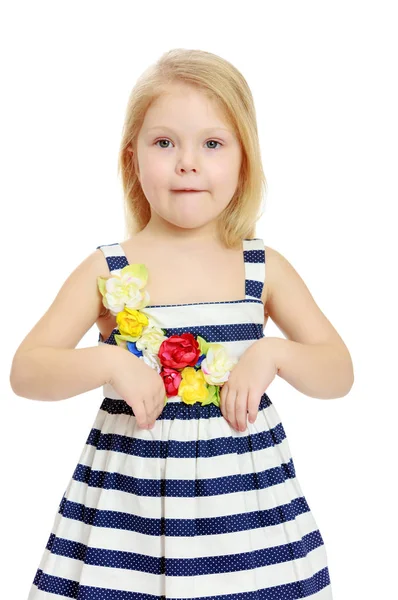 Niña con un vestido a rayas . — Foto de Stock