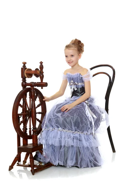 Маленька дівчинка сидить за обертовим колесом . — стокове фото