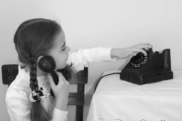 Tjejerna ringer på den gamla telefonen. — Stockfoto