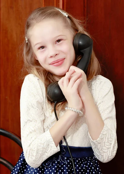 Chica hablando por teléfono viejo . — Foto de Stock