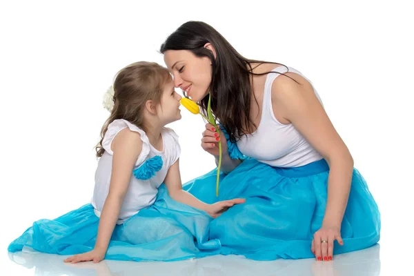 Matka i córka zapachu żółte tulipany. — Zdjęcie stockowe