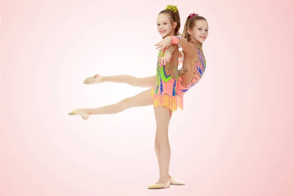 Дві дівчини гімнастка сидить на шипах . — стокове фото