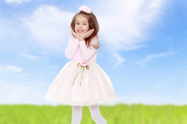 Elegante niña en un vestido rosa . —  Fotos de Stock