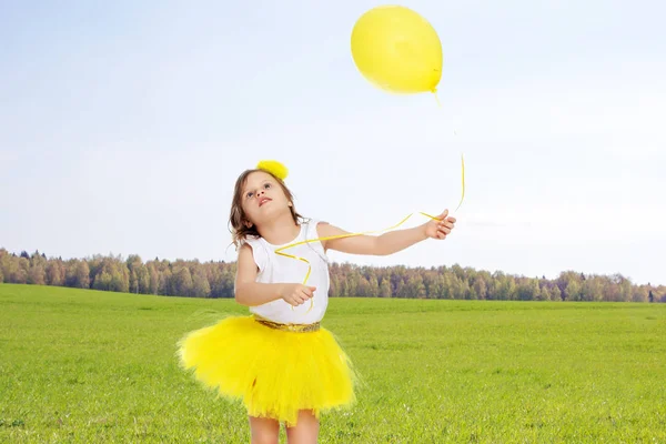 Onun elinde balonlarla küçük kız . — Stok fotoğraf