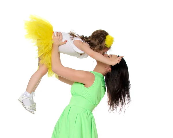 Mãe feliz segurando uma filha jovem . — Fotografia de Stock