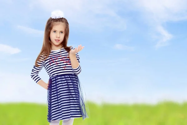 Linda niña posando delante de la cámara . — Foto de Stock