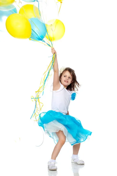 Kleines Mädchen mit bunten Luftballons. — Stockfoto