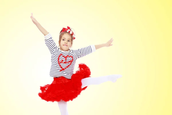 Bambina in gonna rossa e fiocco sulla testa . — Foto Stock