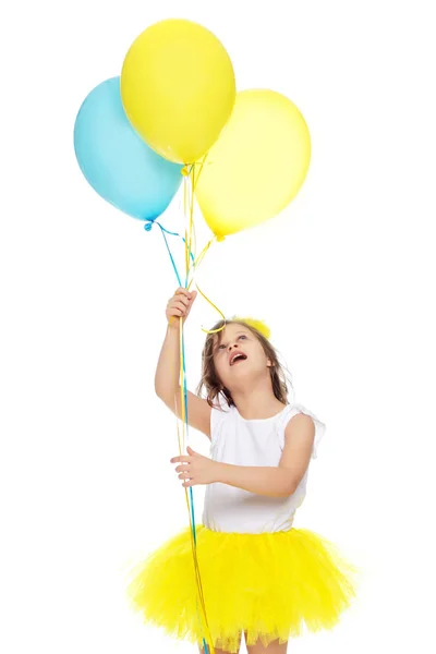 Niña con globos en sus manos  . — Foto de Stock