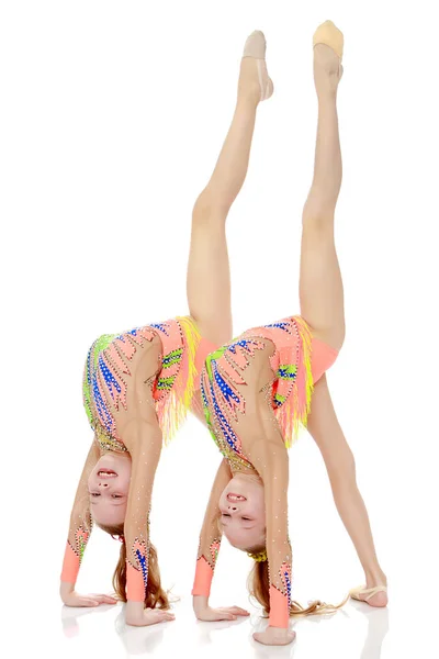 Bir köprü yaparken iki kız jimnastikçi. — Stok fotoğraf