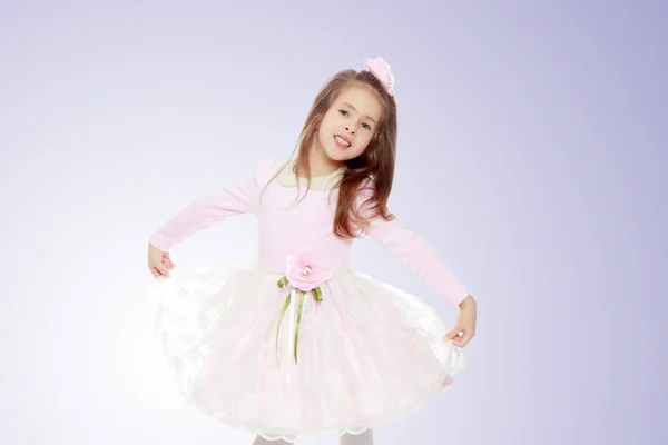 Elegantes kleines Mädchen in einem rosa Kleid. — Stockfoto
