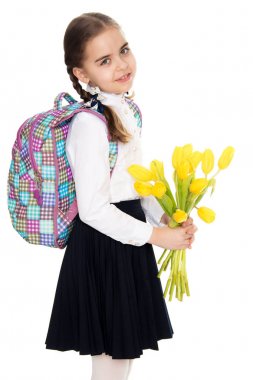 Bir buket çiçek ve onun sho üzerinde bir sırt çantası ile bir kız öğrenci