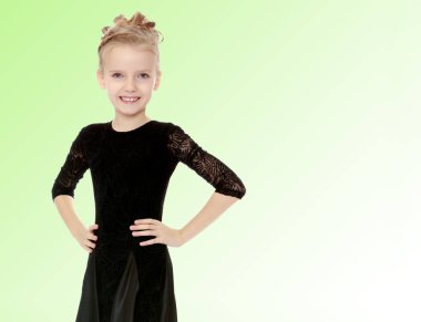 Siyah elbiseli güzel küçük dansçı.