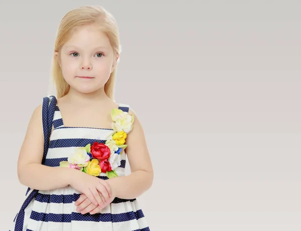 Niña con un vestido a rayas . —  Fotos de Stock