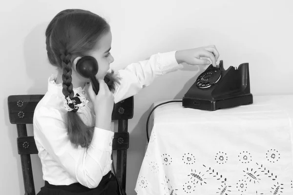 Las chicas sonando en el viejo teléfono . — Foto de Stock