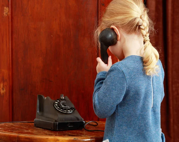 Pigerne ringer på den gamle telefon . - Stock-foto