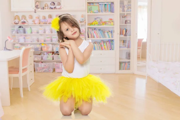 Niña con falda amarilla y camiseta blanca . — Foto de Stock