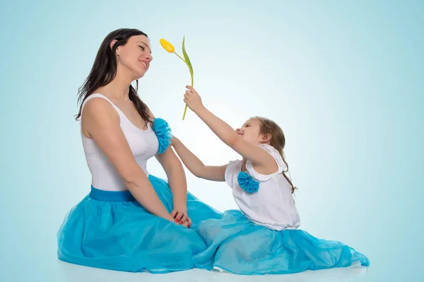 Mamá e hija con una flor de tulipán . — Foto de Stock