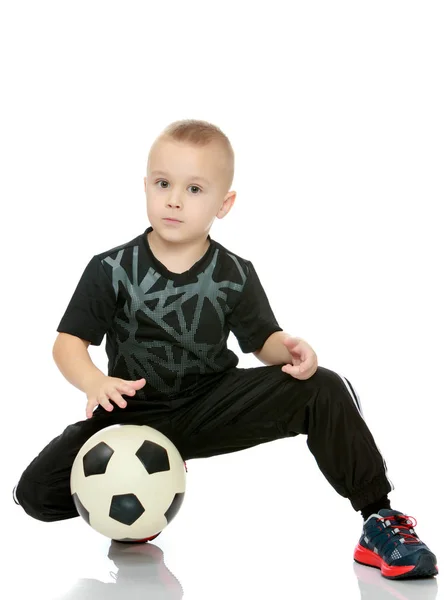 Το μικρό αγόρι με την μπάλα στα χέρια του — Φωτογραφία Αρχείου
