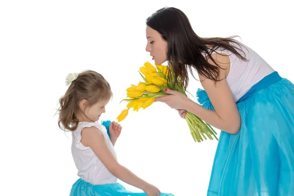 妈妈和女儿享受花儿的芬芳. — 图库照片