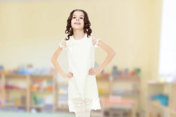 Mooi meisje in een witte jurk. — Stockfoto