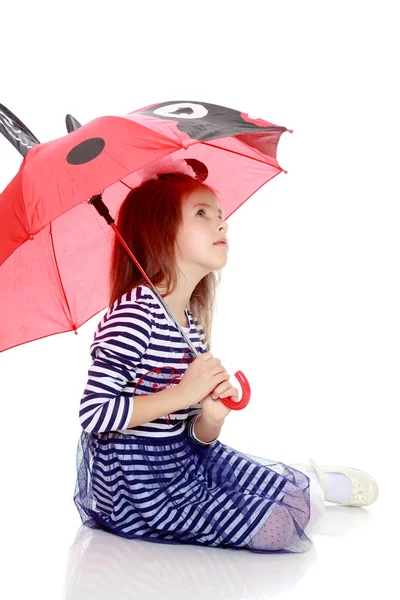 Mała dziewczynka, ukrywa się pod parasolem. — Zdjęcie stockowe