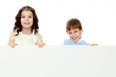 Arkasından afiş çocuk dikkat et.