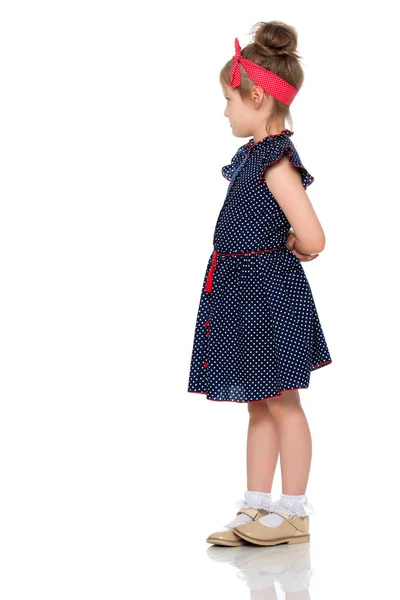 Nieśmiała dziewczynka w niebieskiej sukience. — Zdjęcie stockowe