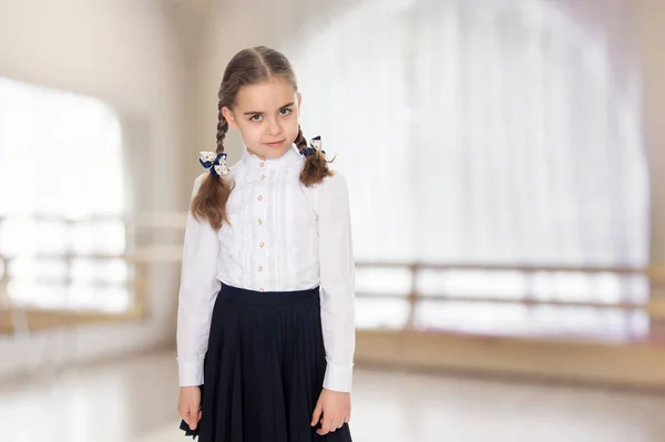 Маленькая девочка в белом платье и темной юбке . — стоковое фото