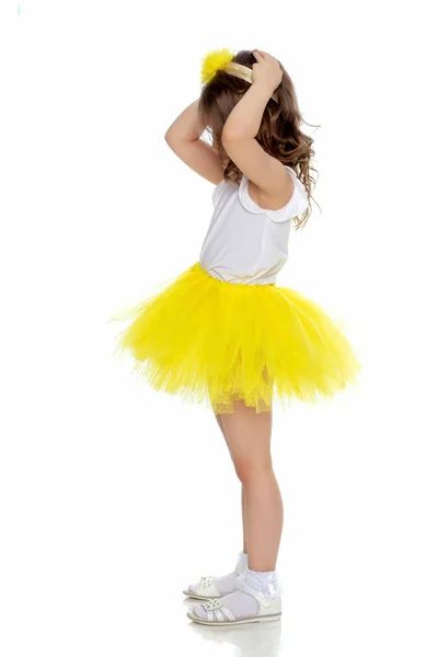 Menina em uma saia amarela e t-shirt branca . — Fotografia de Stock