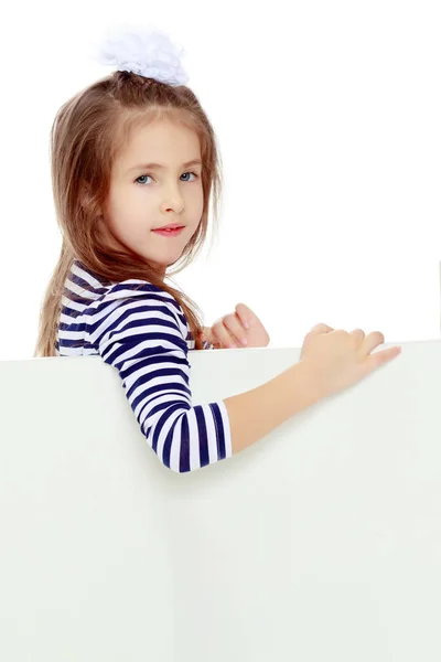 Menina em um vestido listrado . — Fotografia de Stock