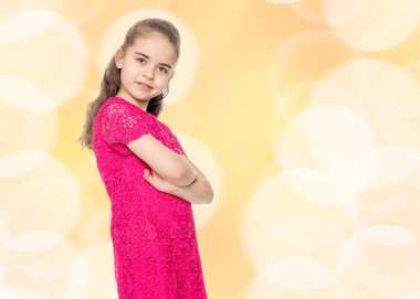 Kırmızı elbiseli güzel küçük bir kız.