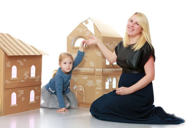 Figlia e sua madre giocano in casa di cartone . — Foto Stock